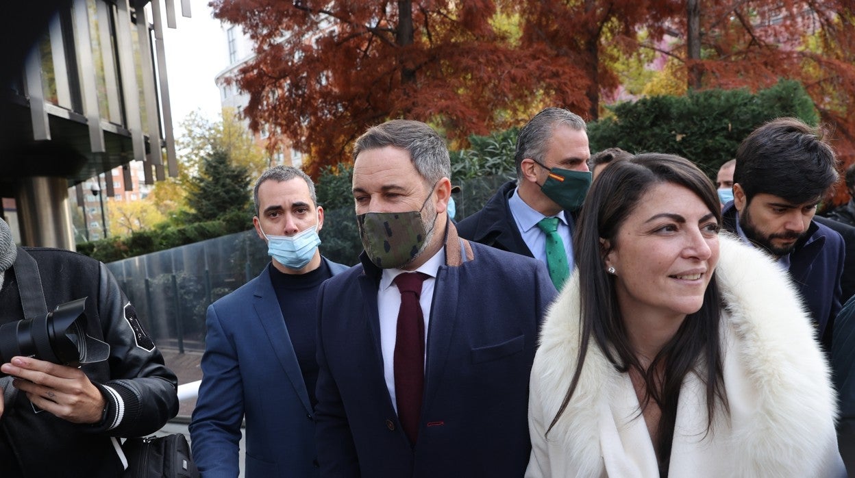 El líder de Vox, Santiago Abascal, junto a Macarena Olona y a Javier Ortega Smith