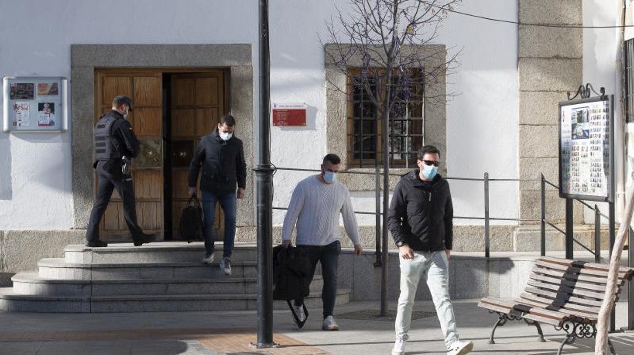 Registro policial en el Ayuntamiento de San martín de Valdeiglesias