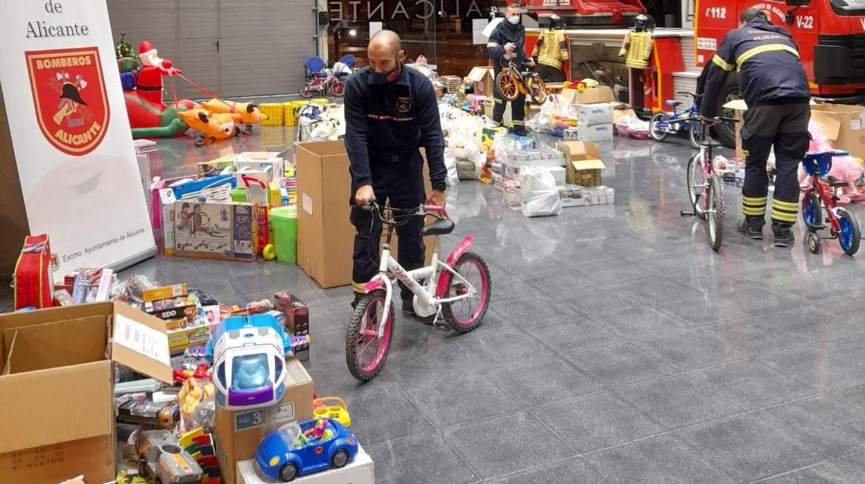 Bomberos del SPEIS de Alicante organizan los juguetes nuevos donados