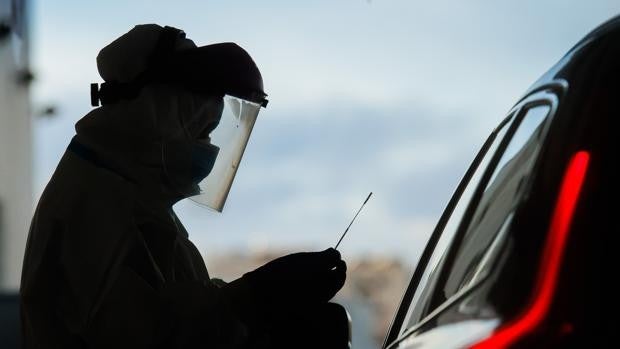 Críticas del PSCL a la Junta por «desoír» a los expertos tras anotar en una semana 48.000 contagios