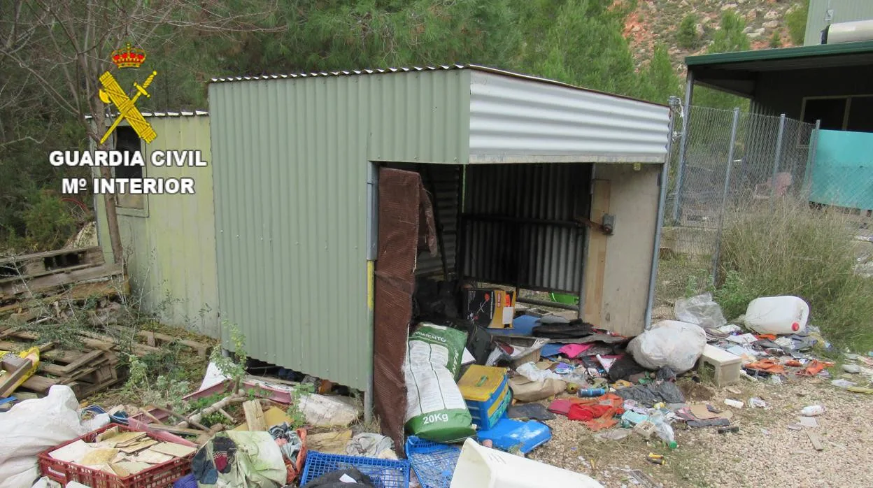 Imagen del lugar donde el investigado tenía a los perros en condiciones de abandono en Zarra