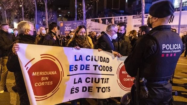 Los vecinos de la Meridiana plantan cara a los independentistas para reclamar el fin de los cortes