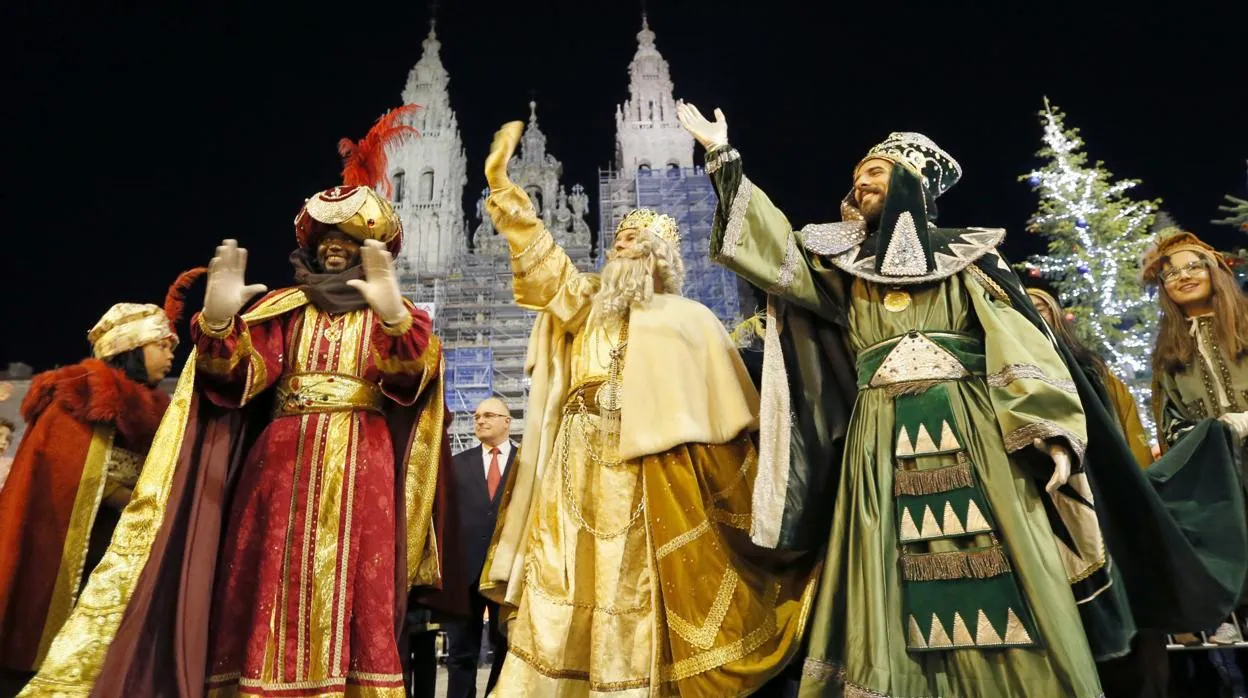 Los Reyes Magos, Baltasar (i) Melchor (c), Gaspar (d), saludan a su llegada a la Praza do Obradoiro