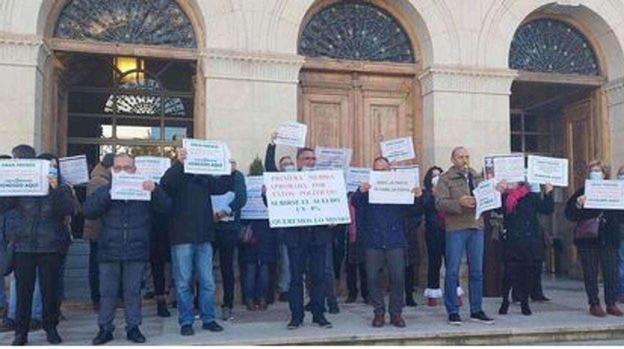 Algunos de los trabajadores se manifiestan a las puertas de la institución conquense