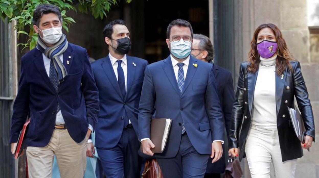 Aragonès junto a algunos de sus consejeros, ayer antes de la reunión semanal del Govern