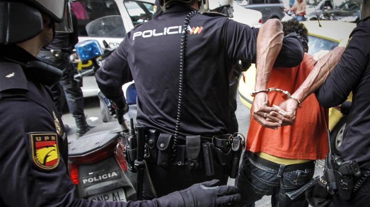 Imagen de archivo de una detención policial en Alicante