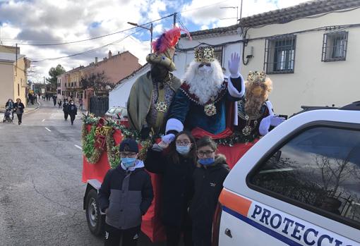 Los Magos de Oriente con algunos de los niños de la pedanía de Nohales (Cuenca)