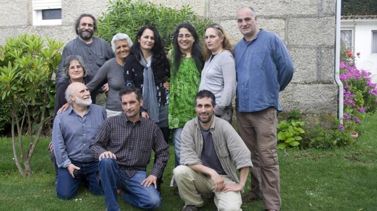 Miguel Ángel Quinteiro (abajo a la izq.), junto a su mujer y sus ocho hijos