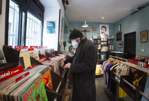 Uno de los últimos clientes de la tienda de discos Revolt, ayer