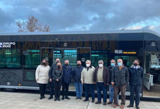 Representnates vecinales con el concejal frente al nuevo autobús eléctrico