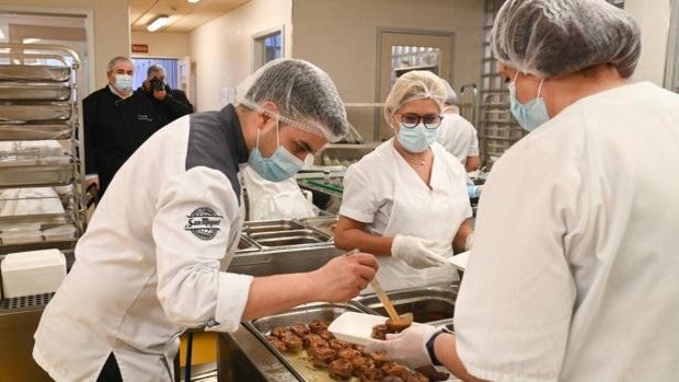 Pacientes de Burgos degustan un menú especial de Reyes elaborado por el chef de ‘La Fábrica’