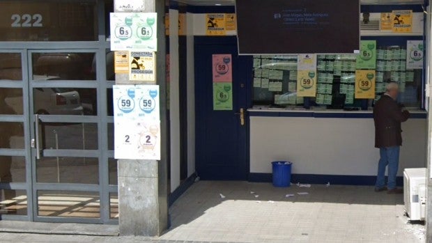 El lotero Antonio reparte un tercer premio en Hospitalet: «Toca en un barrio obrero que ha sufrido mucho con la pandemia»