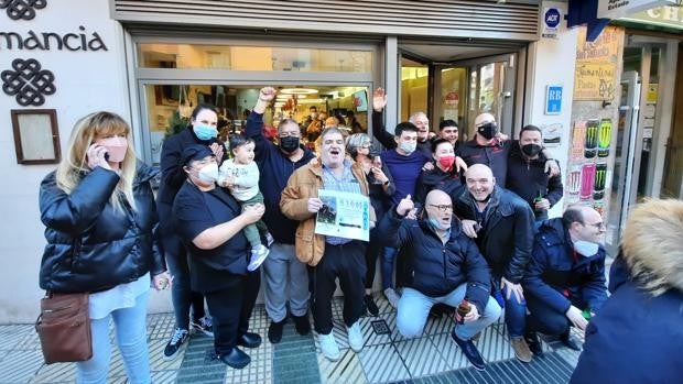 Un camarero riojano reparte diez millones de euros del primer premio en un bar de Soria