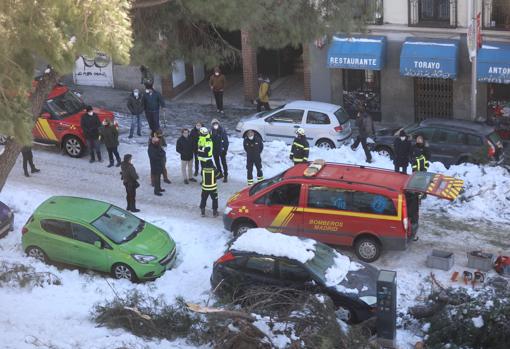 Almeida, junto a los bomberos inspeccionando las zonas más afectadas