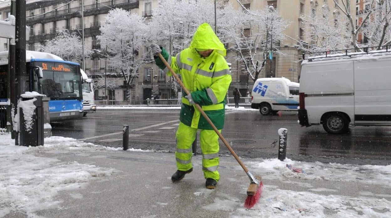 Un operario retira nieve de las aceras durante el temporal Filomena