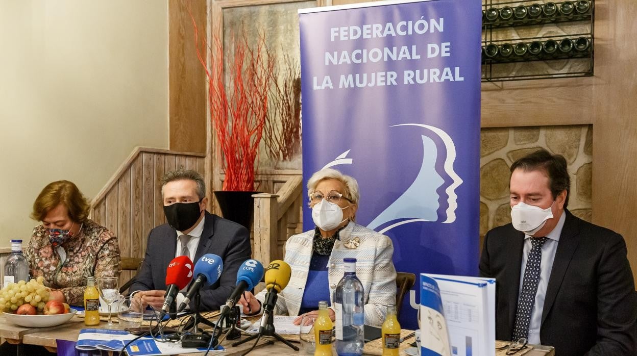 La presidenta de Femur, Juana Borrego (2D); el presidente del Colegio Oficial de Médicos de Segovia, Graciliano Estrada (D); la secretaria General de Femur, Elena García (I); y el director del Instituto Clínico y de Investigación Interdisciplinar en Neurociencias, Carlos Valiente (2I), presentan el estudio