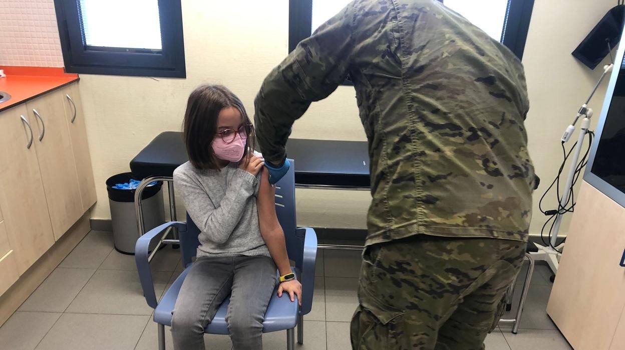 Un militar vacuna a una pequeña en el centro de salud de Buenavista este sábado en Toledo