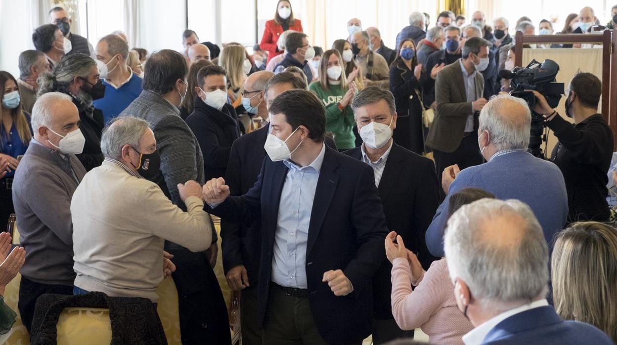 El presidente del PP de Castilla y León, Alfonso Fernández Mañueco, durante la convención intermunicipal, con los alcaldes asistentes