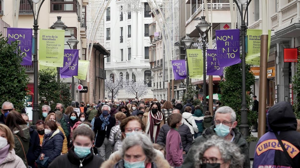 Multitud en la calle Santiago, en el centro de la capital vallisoletana