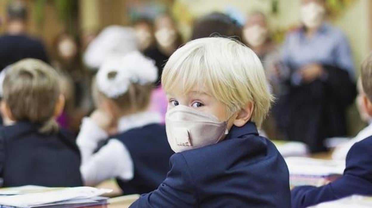 Un alumno de Infantil con su mascarilla