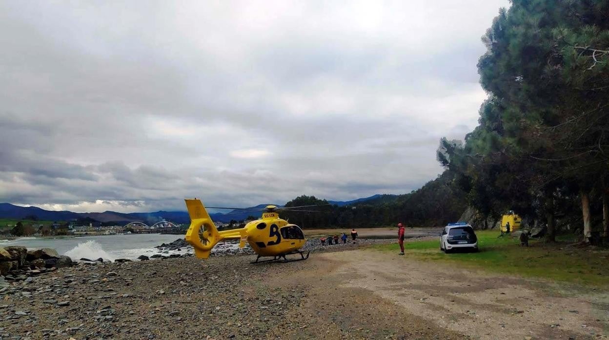 ista de los servicios de emergencia durante el rescate de un hombre que falleció cuando intentaba rescatar a un perro en la playa de Los Foxos (Coaña), este domingo