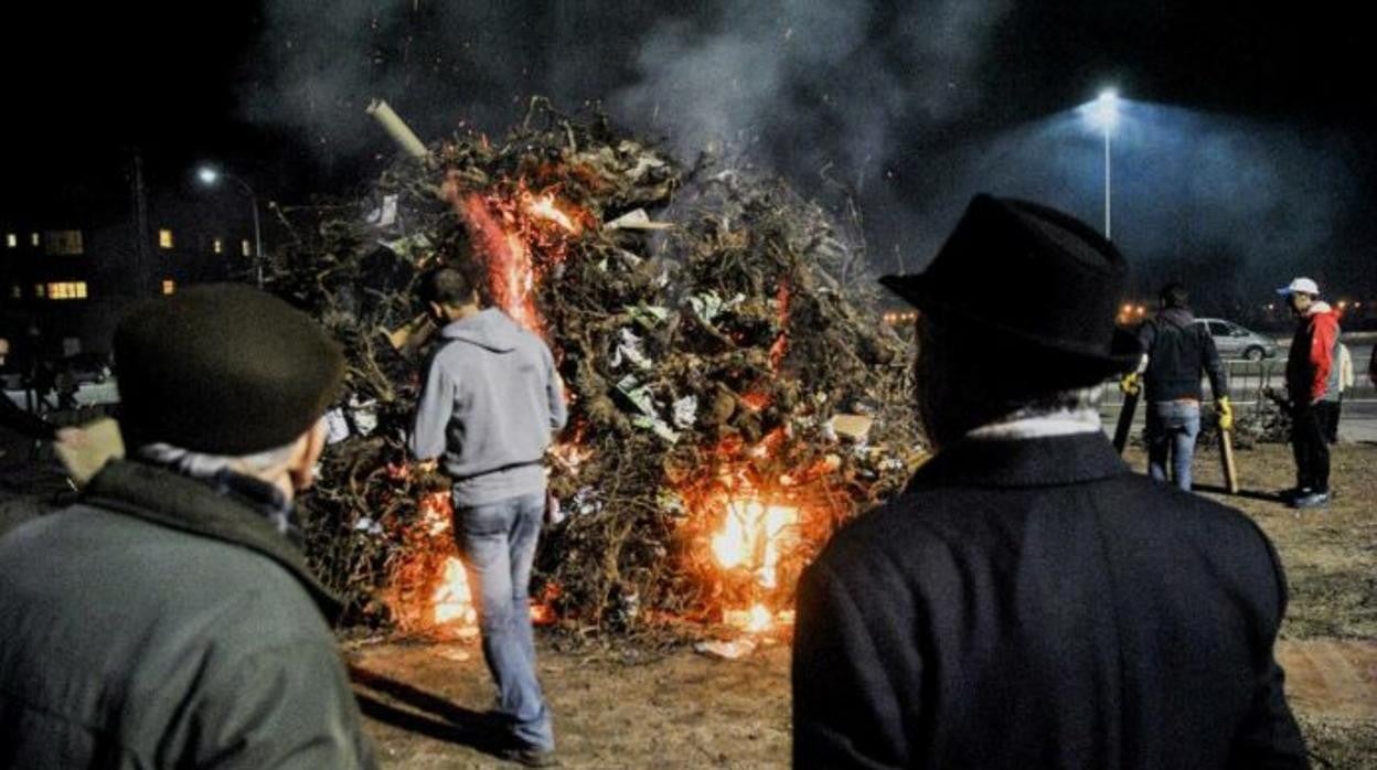 Para poder encender hogueras en la vía pública es obligatorio contactar con el área municipal de Medio Ambiente