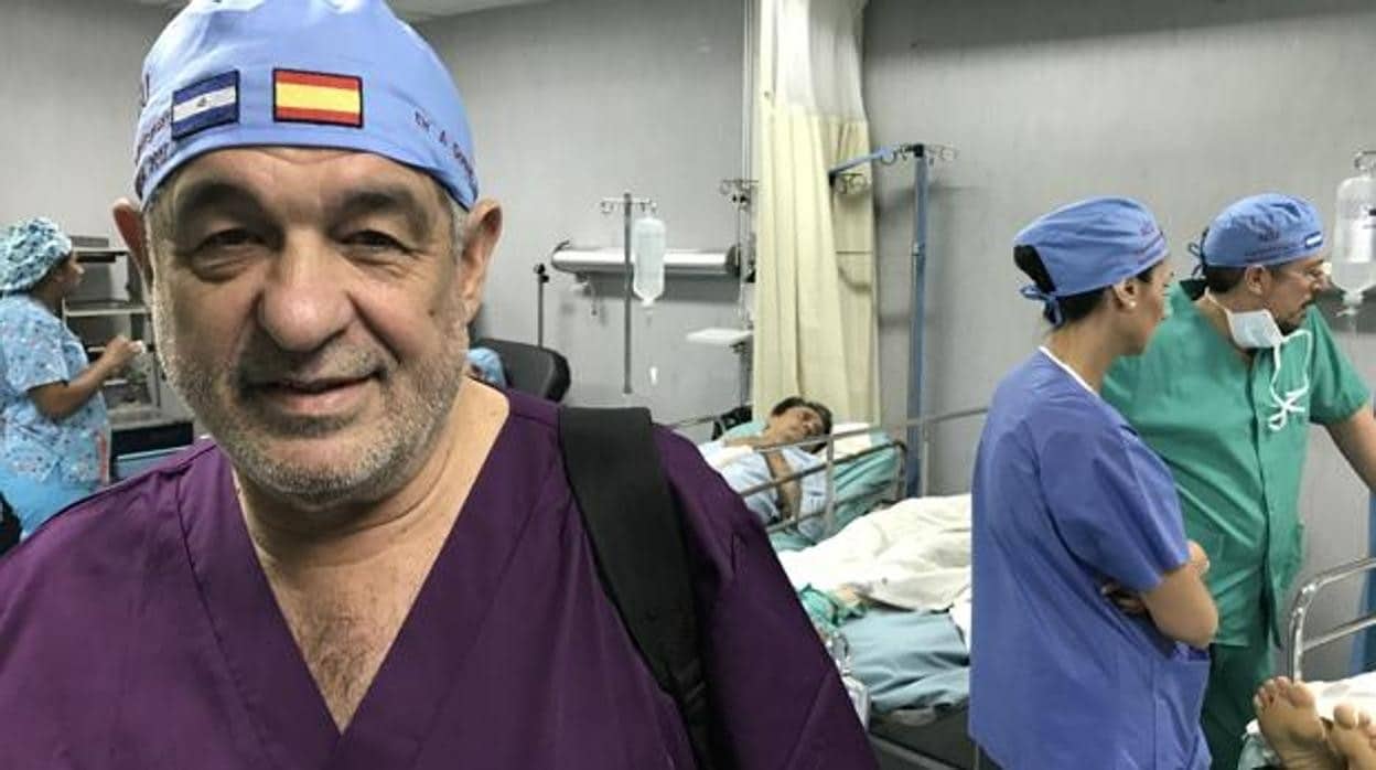 El doctor Antonio Gómez operando en Oaxaca (México) a pacientes sin recursos