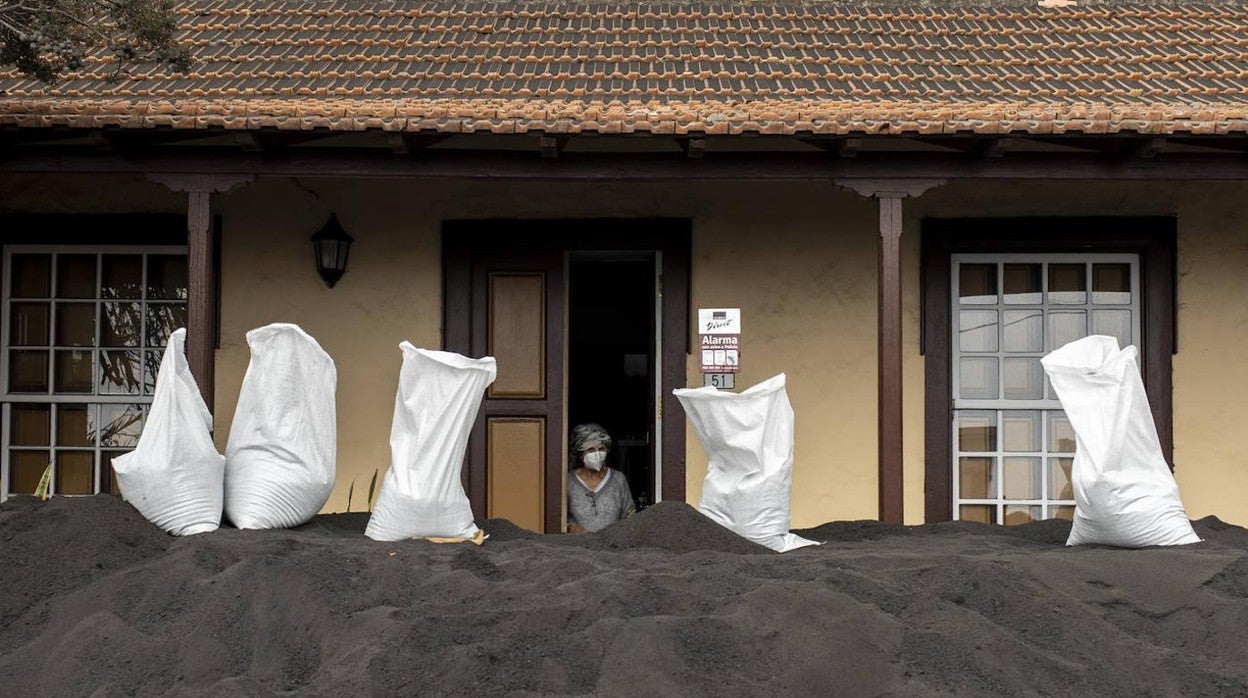 Una vecina en su casa sepultada por la ceniza en Las Manchas