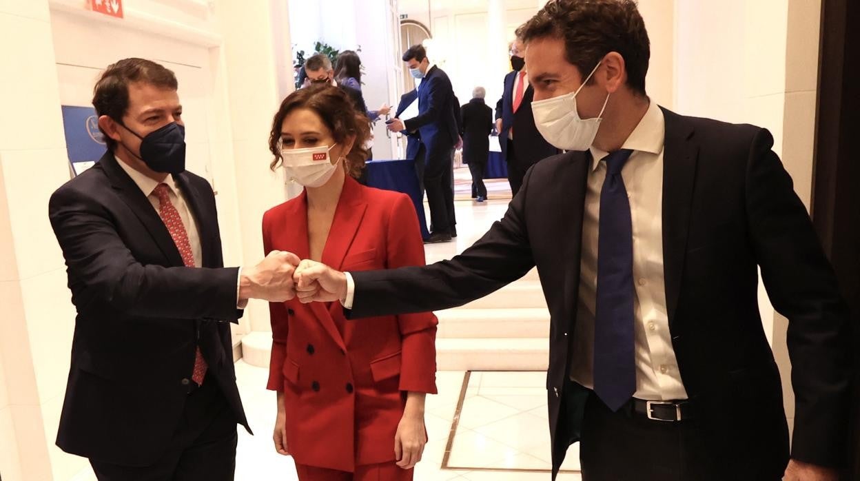 El presidente de la Junta de Castilla y León, Alfonso Fernández Mañueco, presenta a la presidenta de la Comunidad de Madrid, Isabel Díaz Ayuso, en el desayuno informativo de Fórum Europa.