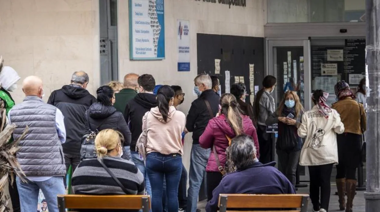 Colas en un centro de salud de la ciudad de Alicante durante la pandemia