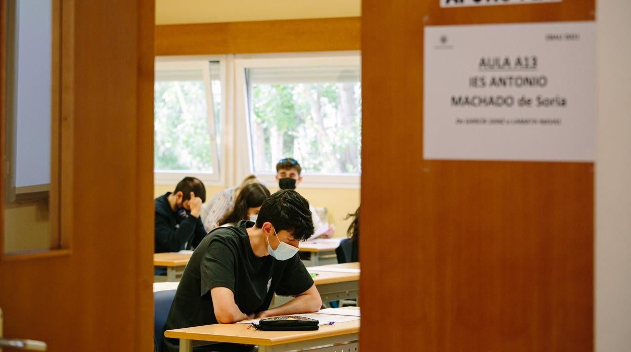 Alumnos de Bachillerato minutos antes de comenzar los exámenes de la EBAU en la pasada edición