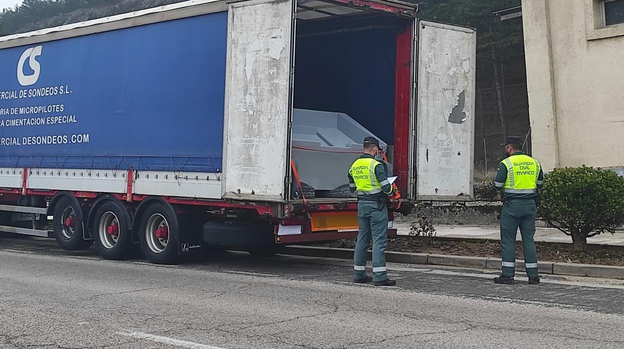 Incautada una narcolancha mientras era transportada en el interior de un camión en Lodares de Osma (Soria)