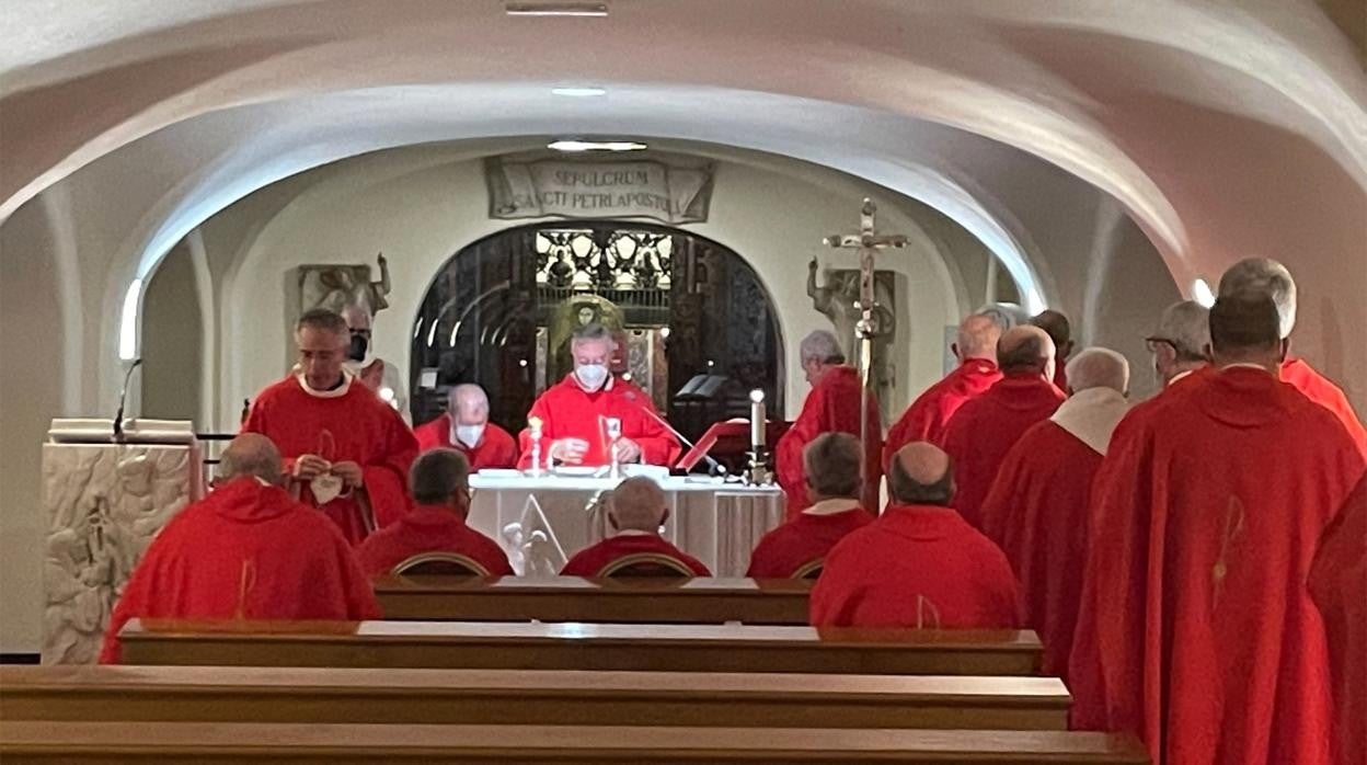 Imagen del inicio de la visita Ad limina con la celebración eucarística en el Sepulcro de San Pedro