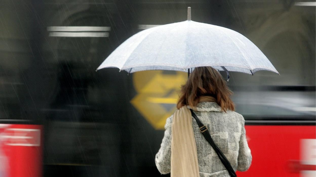 Imagen de archivo de una mujer bajo su paraguas en un día de lluvia en Valencia