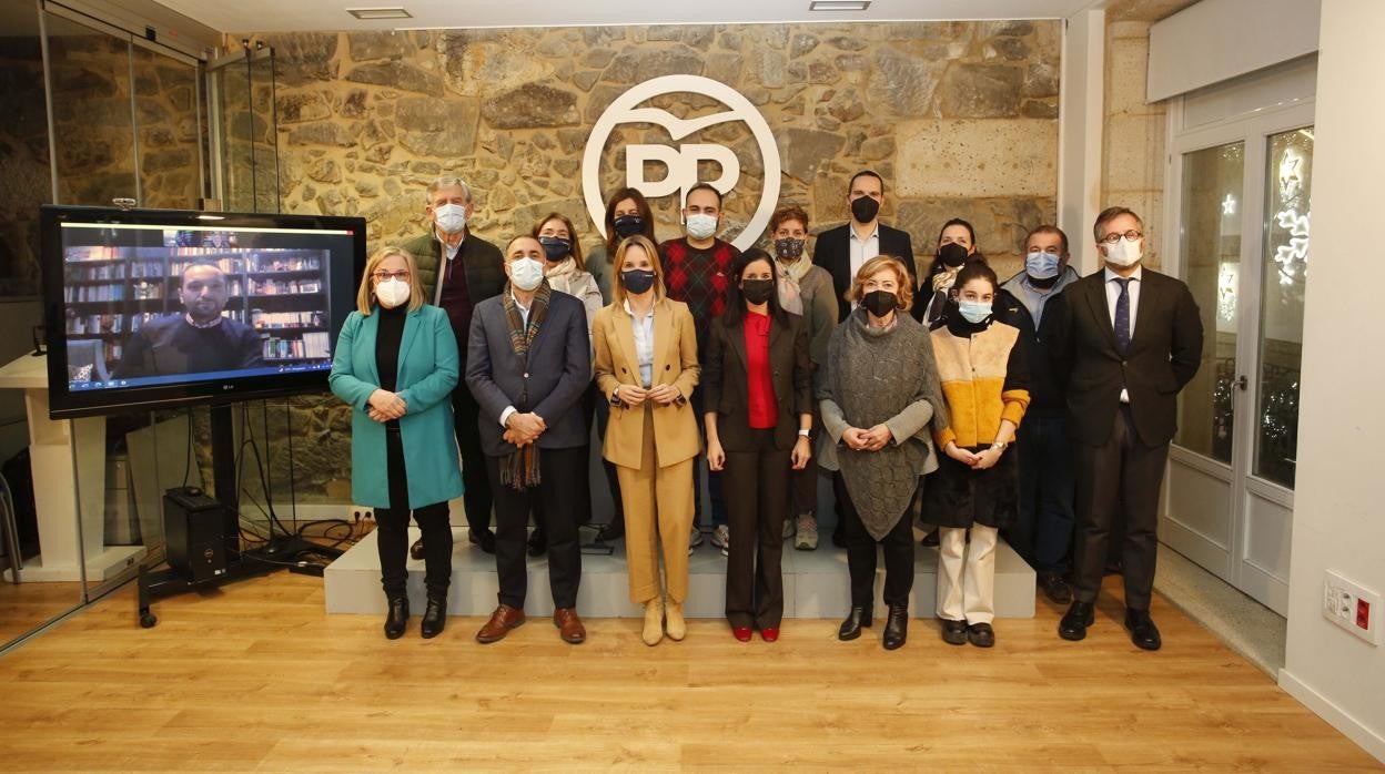 Foto de familia de la primera reunión del nuevo comité ejecutivo del PP vigués