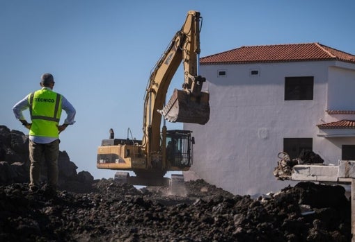 La maquinaria trabaja para liberar lava del cruce de La Laguna