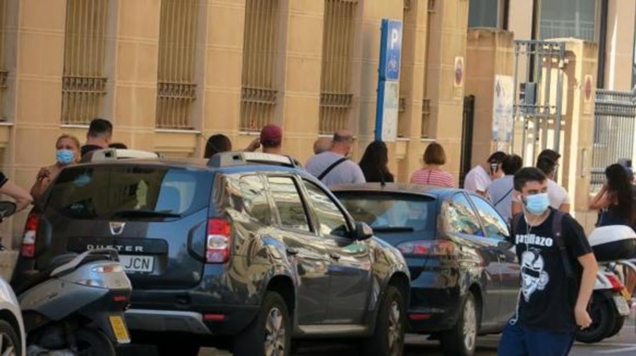 Colas a la puerta de un centro de salud