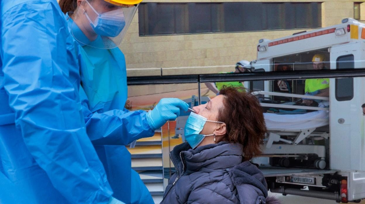 La sexta ola siguen sin freno en Castilla y León: 10.993 nuevos contagios y 14 fallecimientos en hospitales