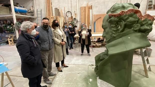 Valencia plantará una docena de estatuillas gigantes de los Premios Goya creadas por artistas falleros