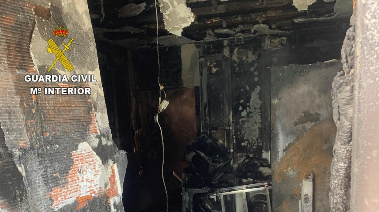 Estado en el que quedó el interior de la vivienda tras el fuego originado en una secadora de ropa
