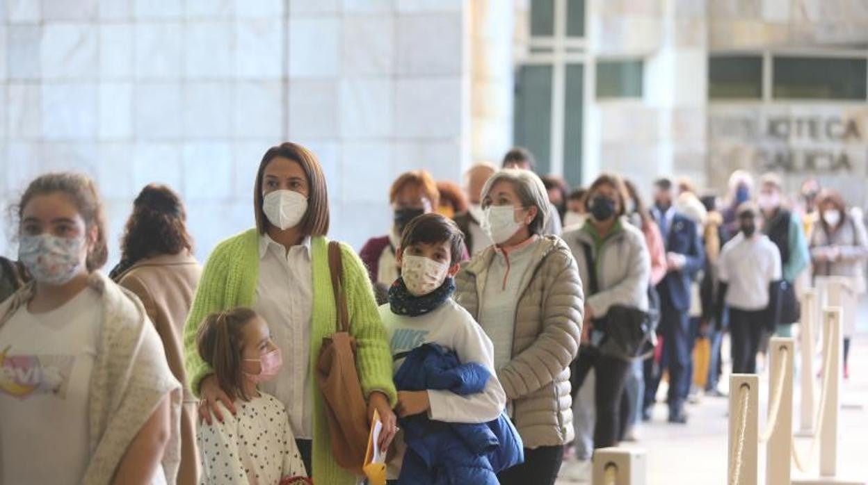 Niños hacen cola para vacunarse contra el Covid