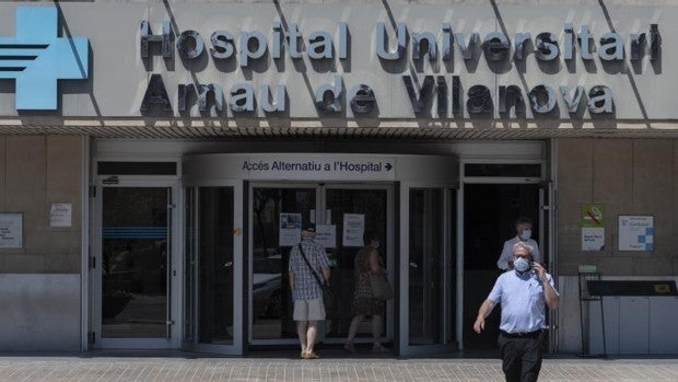 El hospital Arnau de Vilanova de Lérida, obligado a confinar la planta de oncología por un brote de Covid