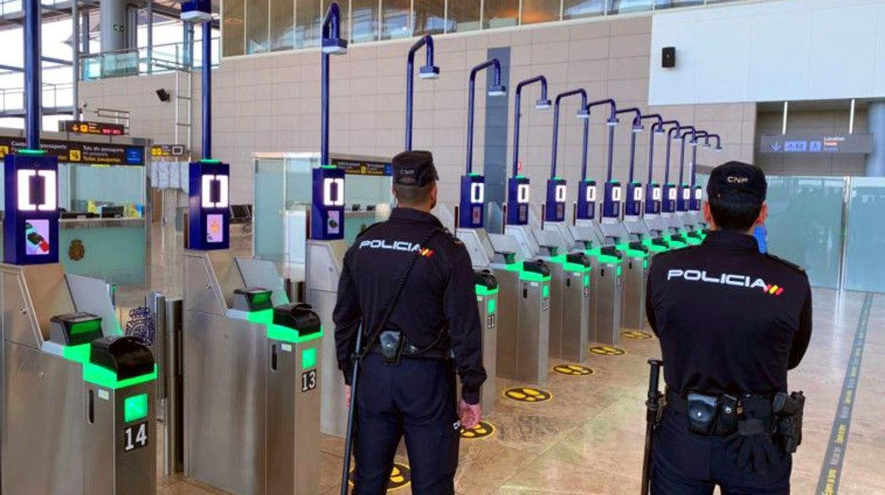 Imagen de archivo de dos agentes de la Policía Nacional en el Aeropuerto de Alicante-Elche