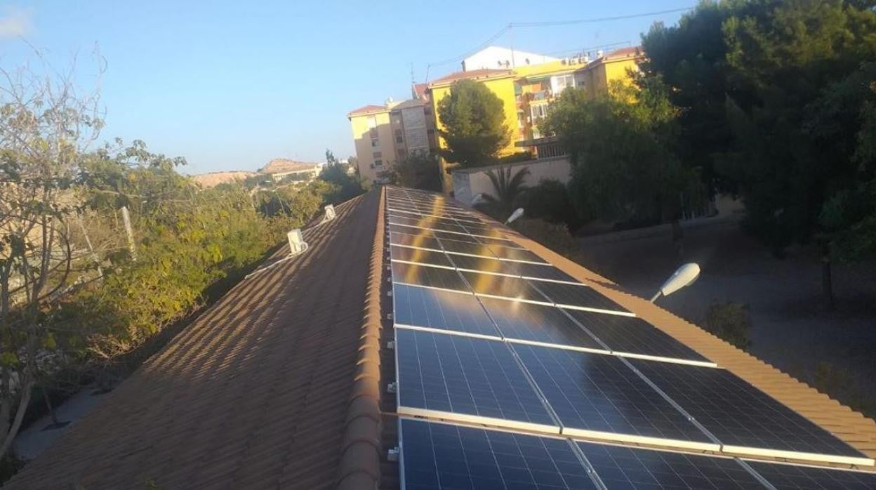 Imagen de placas solares difundida por el Ayuntamiento de Alicante