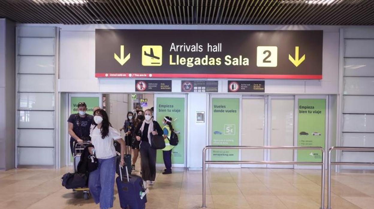 Viajeros llegando al aeropuerto de Madrid-Barajas Adolfo Suárez