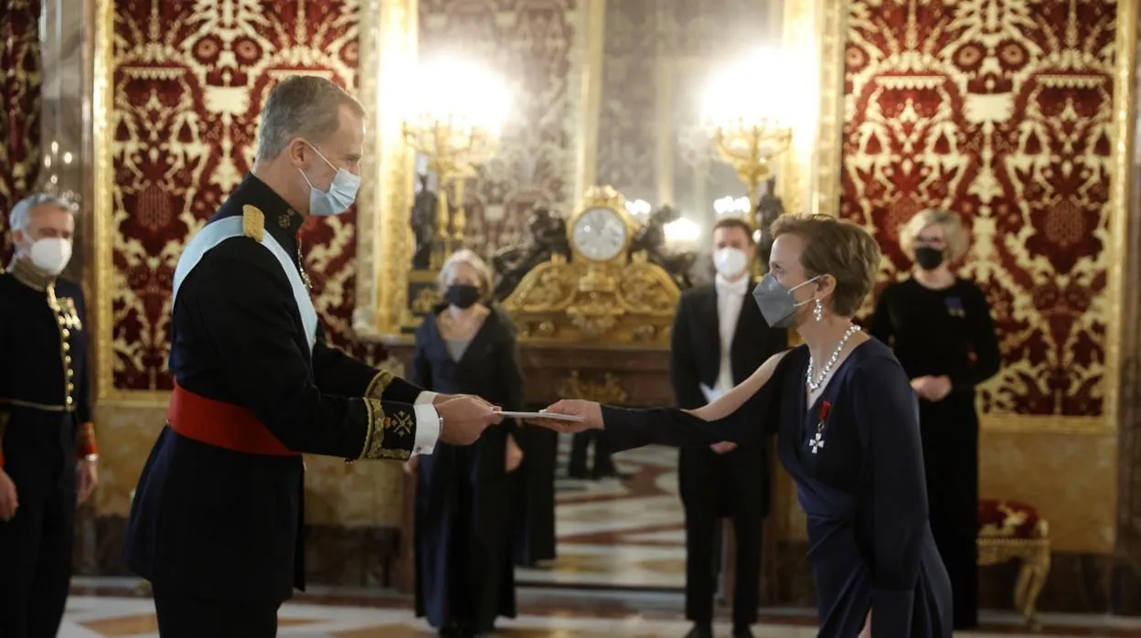 El Rey Felipe VI recibe las Cartas Credenciales de la embajadora de la República de Finlandia Sari Rautio, esta mañana en el Palacio Real de Madrid