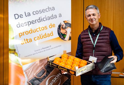 Así es el primer textil vegano que sustituye al cuero animal por piel del caqui