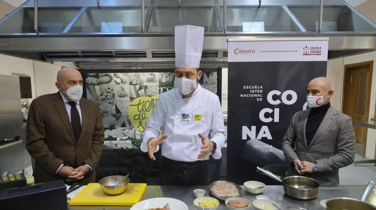 El consejero de Agricultura de la Junta, Jesús Julio Carnero, junto al presidente de la cámara de Comercio de Valladolid Victor Caramanzana en la presentación de “Cocina con corazón”