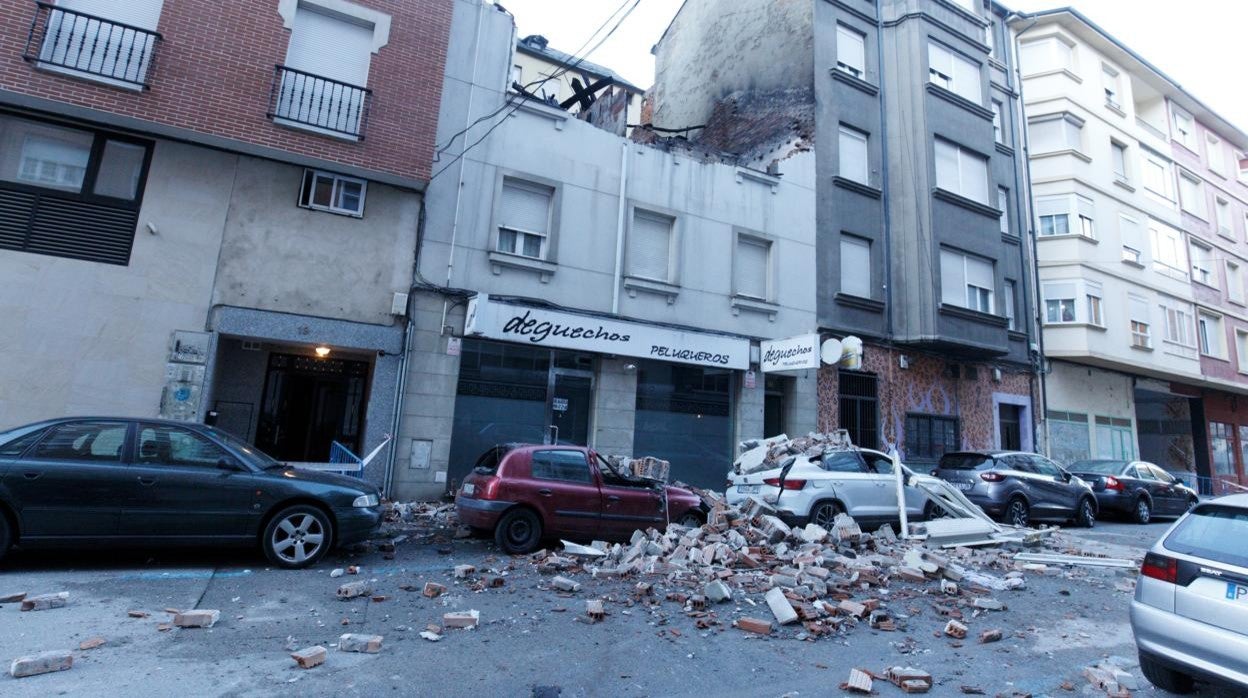 El dueño del piso explotado en Ponferrada: «Pensaba que me desguazaría los pisos. Es una ruina»