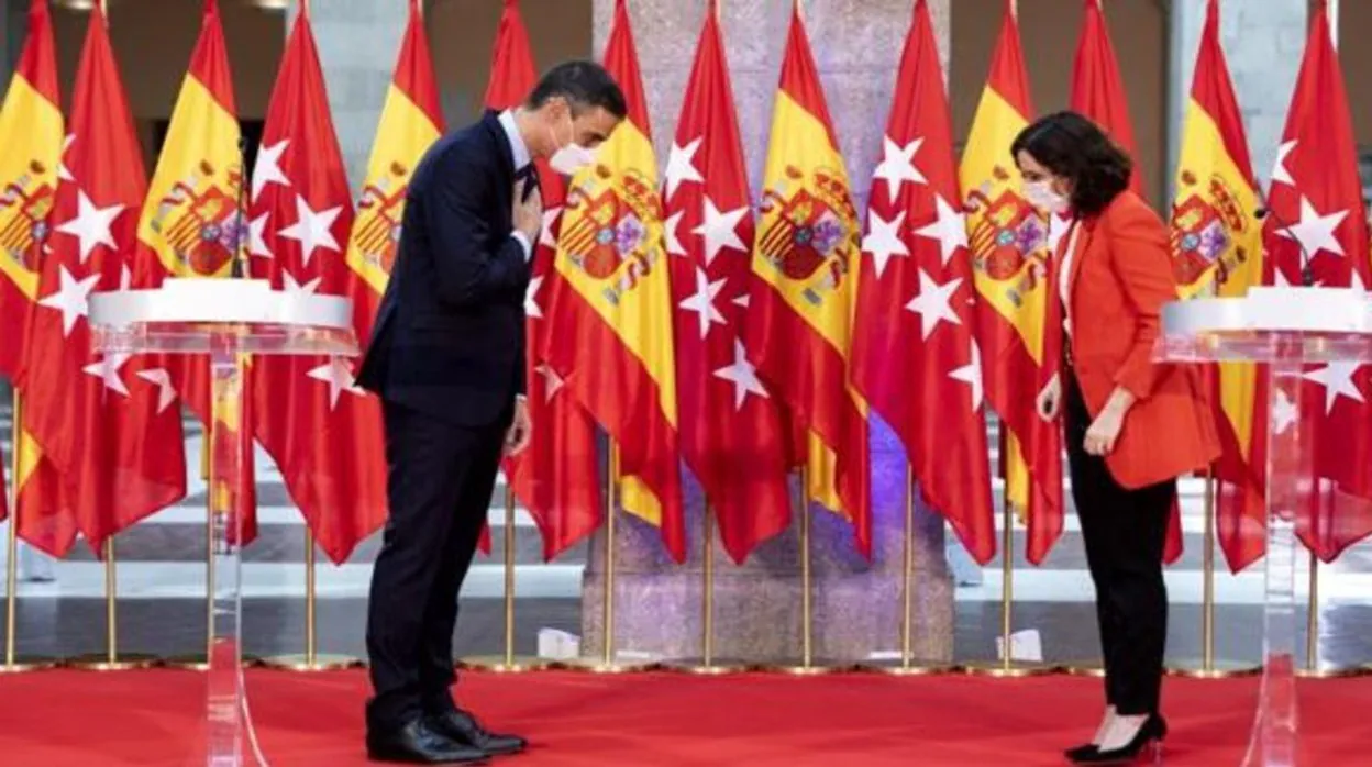 El presidente del Gobierno, Pedro Sánchez, y la presidenta de la Comunidad de Madrid, Isabel Díaz Ayuso, en la reunión que mantuvieron en septiembre de 2020 en la sede del Gobierno regional